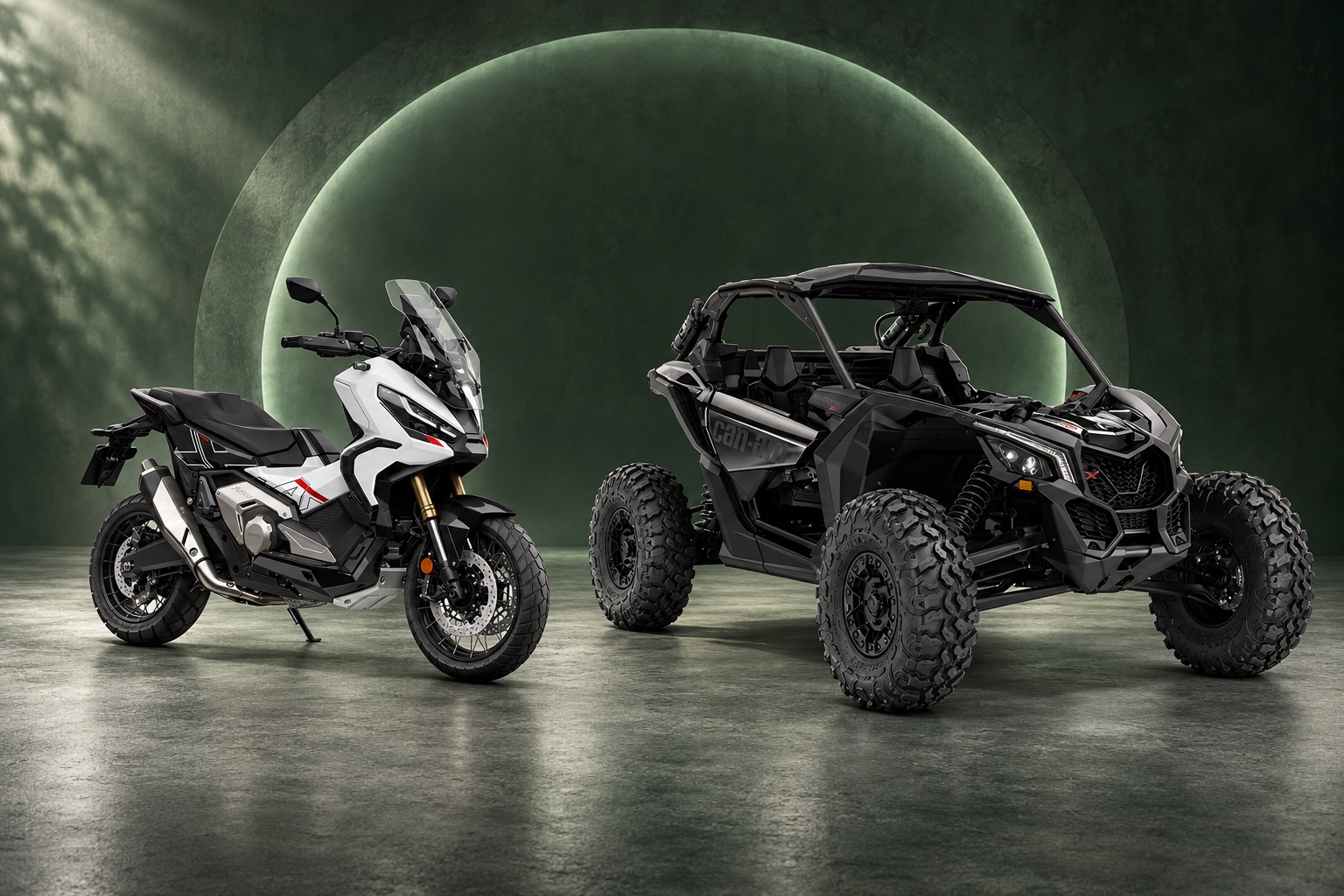 Composición publicitaria asistida por IA: referencia Honda X-ADV a la izquierda y Can-Am Maverick a la derecha en un estudio verde. No muestra unidades verificadas de premio.